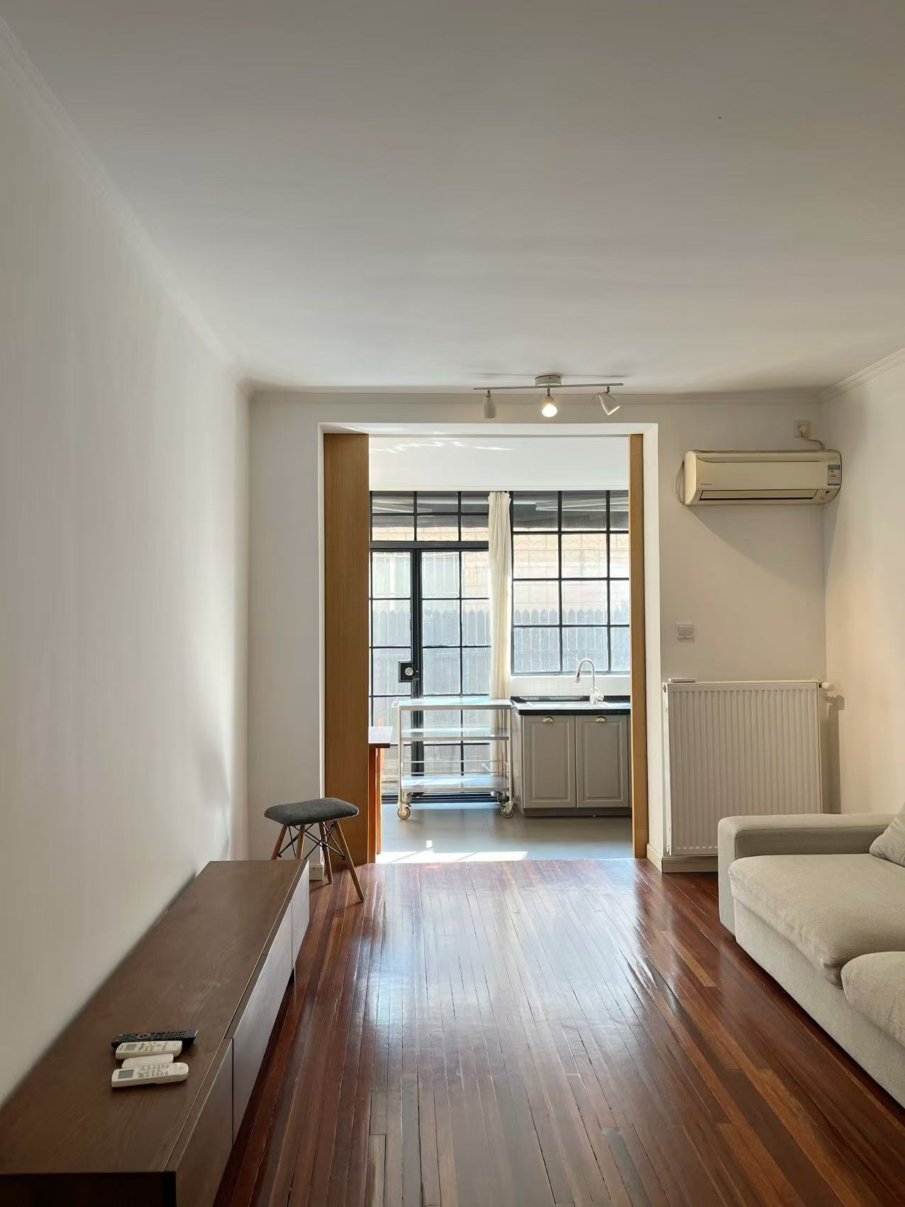 五原路一楼带花园精装墙暖中央空调