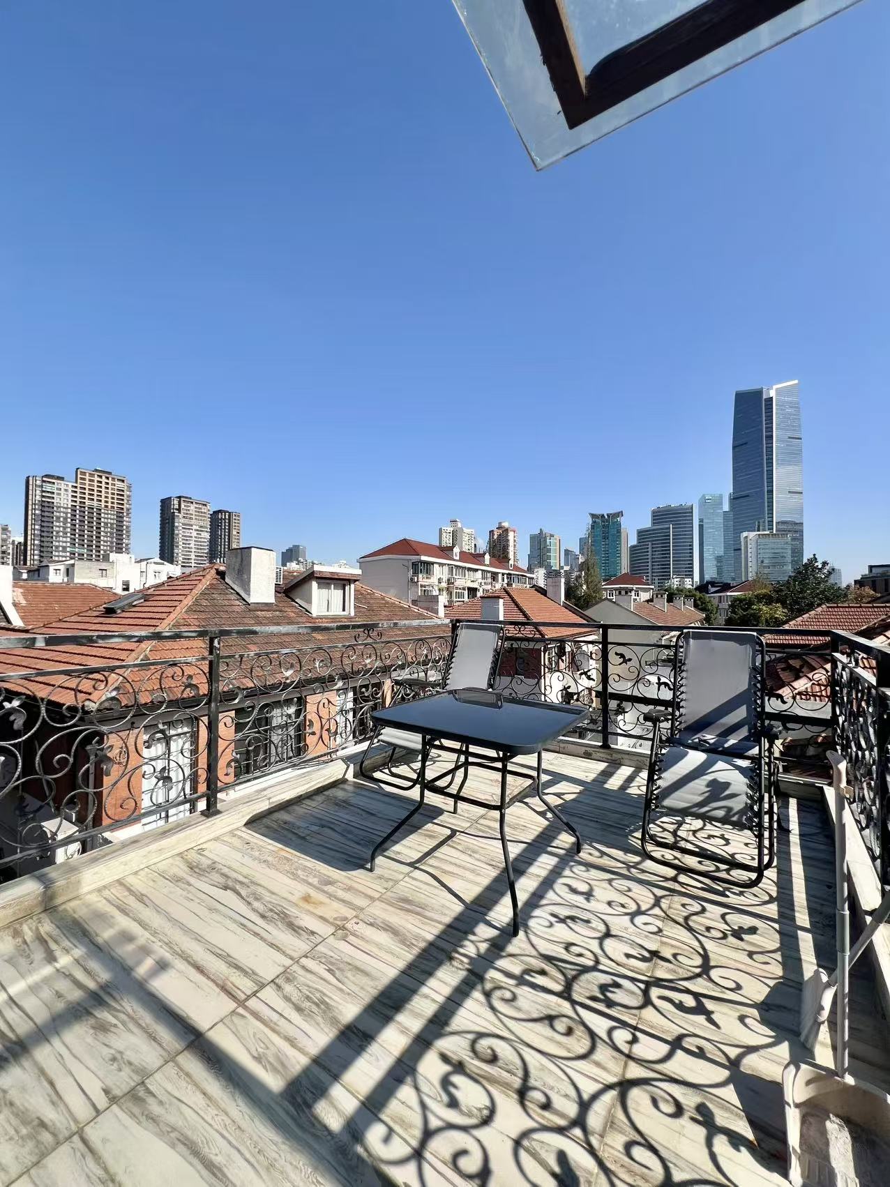 百年愚园路  三楼整层一门关   带独用露台  精装修